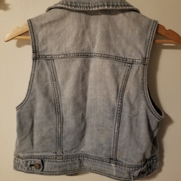 American Eagle Retro Look Light Wash Jean Vest - Picture 9 of 10